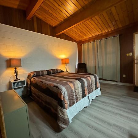 Ace Crown Motel Медисин-Хат Экстерьер фото