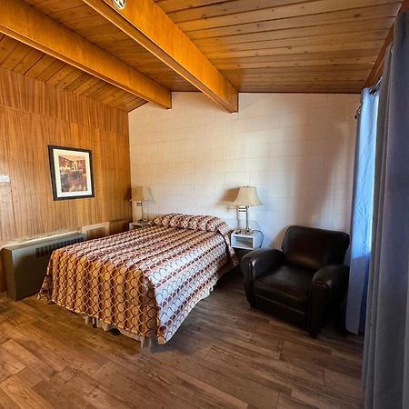Ace Crown Motel Медисин-Хат Экстерьер фото