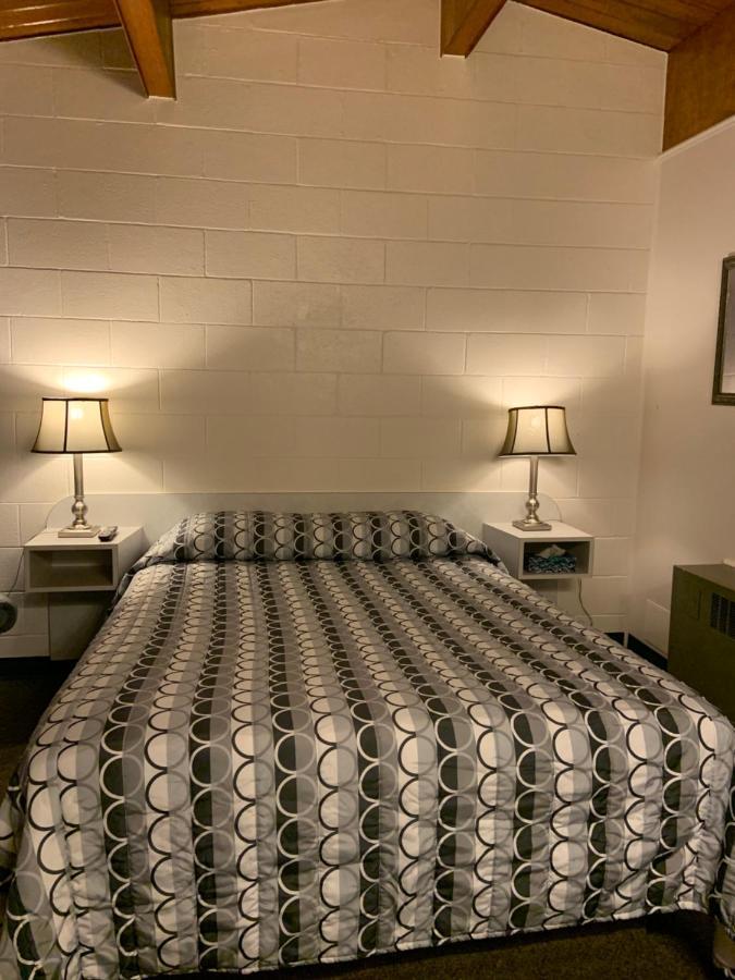 Ace Crown Motel Медисин-Хат Экстерьер фото