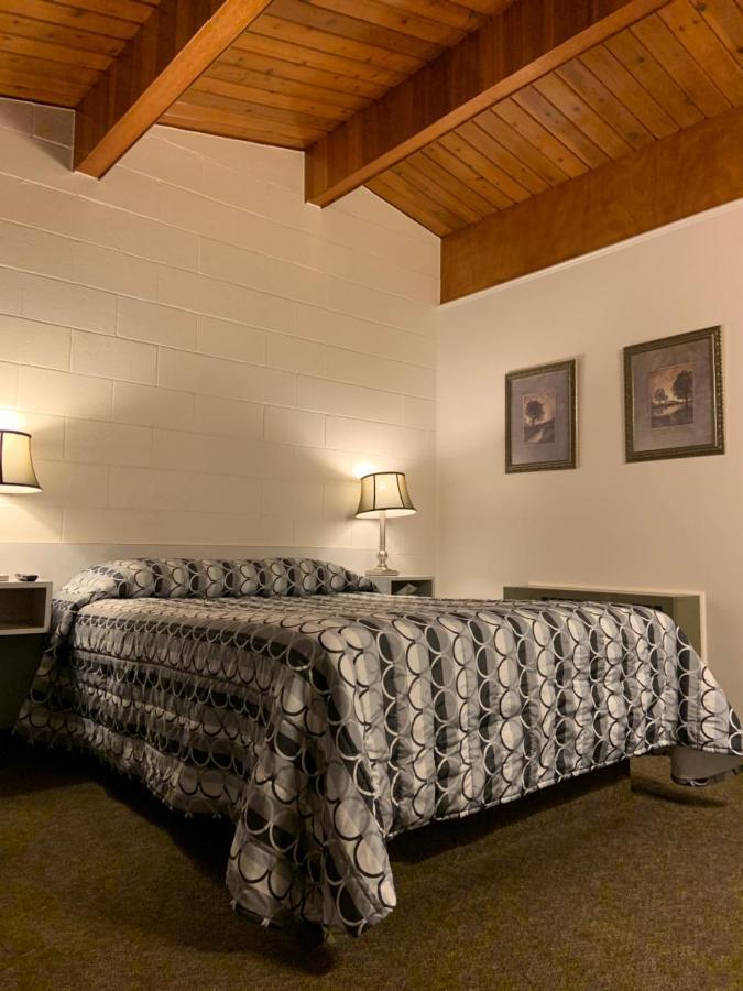 Ace Crown Motel Медисин-Хат Экстерьер фото