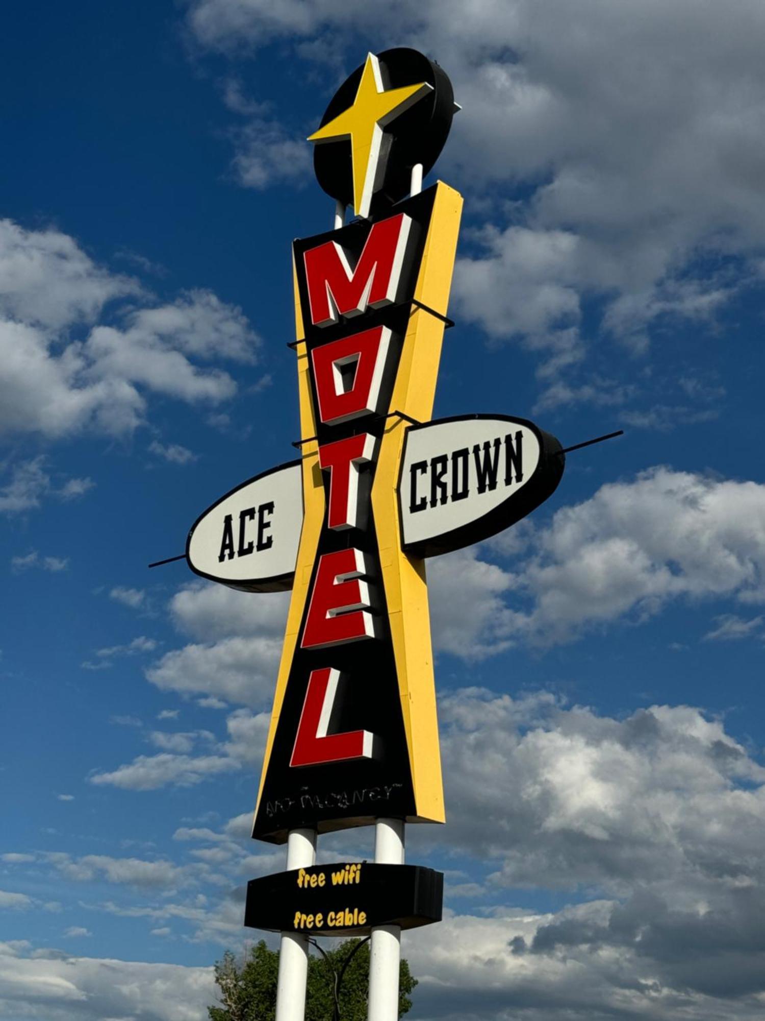 Ace Crown Motel Медисин-Хат Экстерьер фото