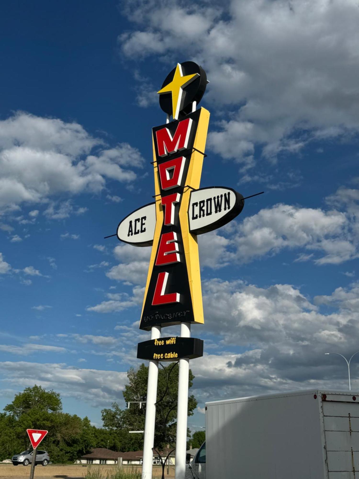 Ace Crown Motel Медисин-Хат Экстерьер фото