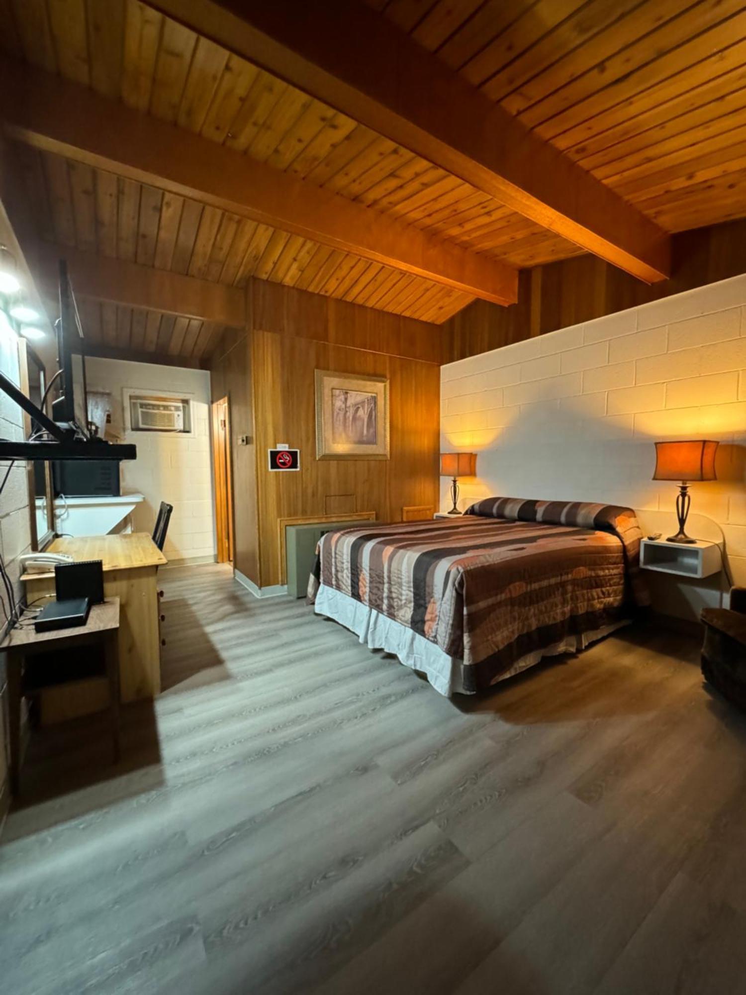 Ace Crown Motel Медисин-Хат Экстерьер фото