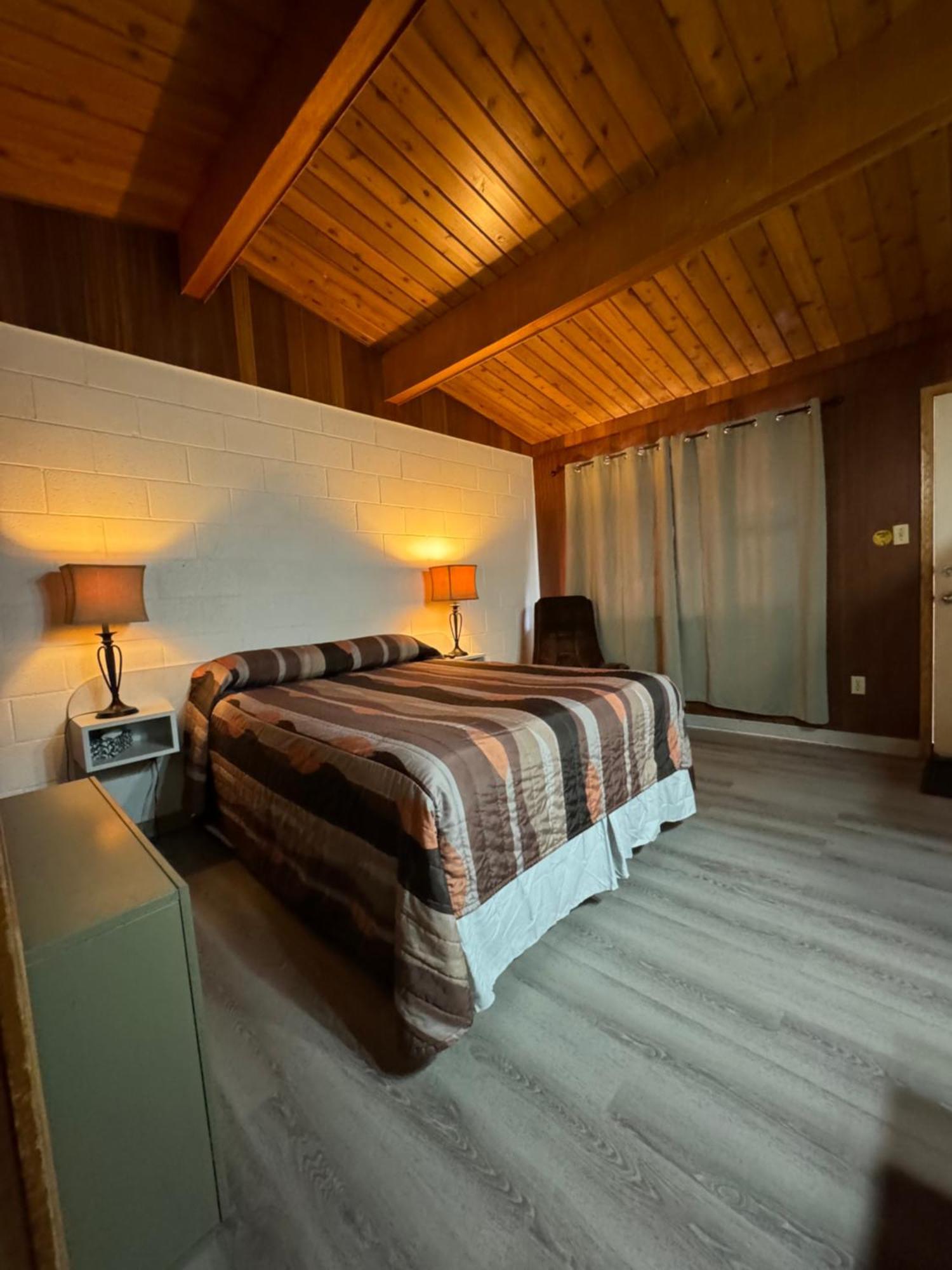 Ace Crown Motel Медисин-Хат Экстерьер фото