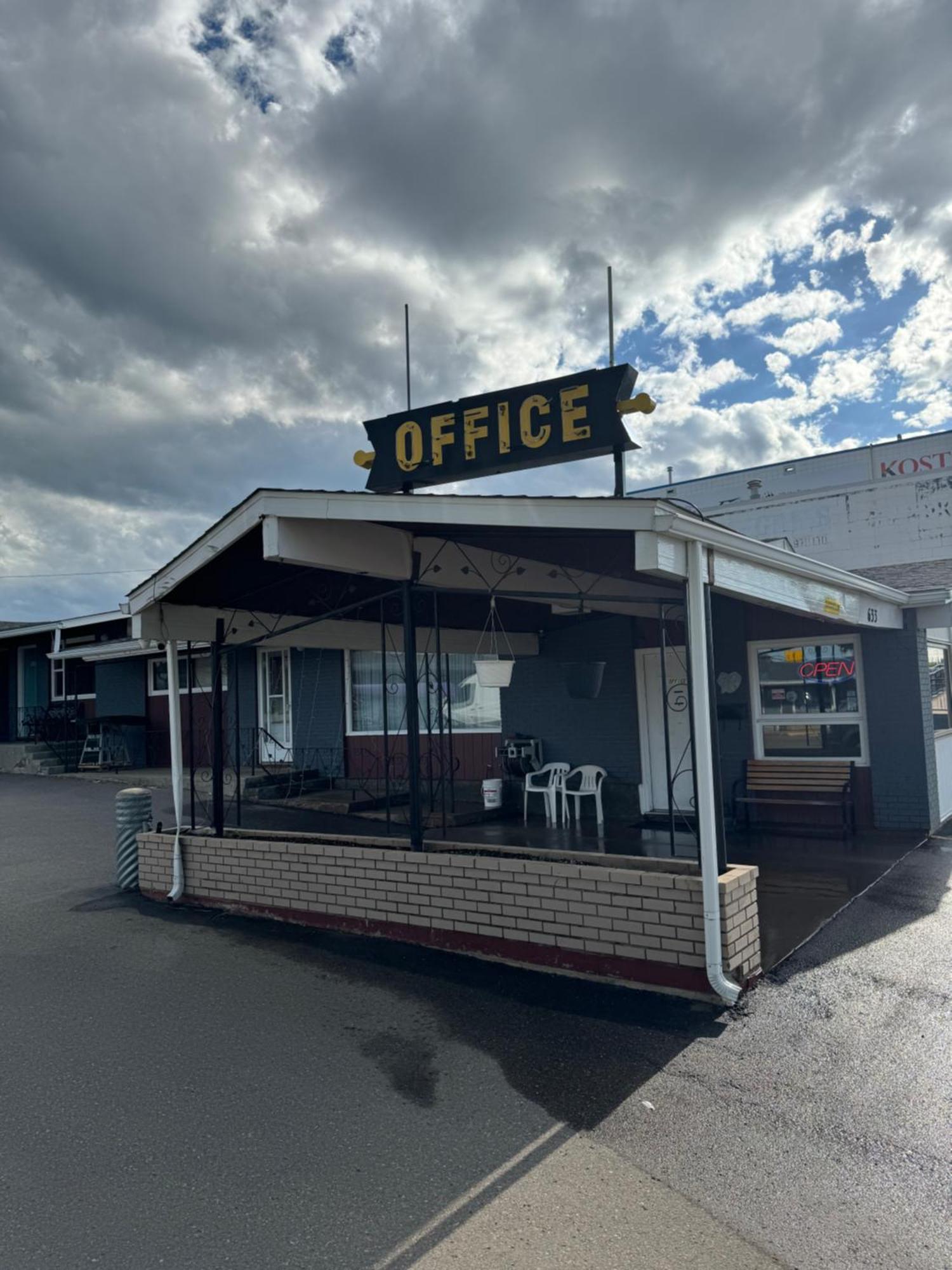Ace Crown Motel Медисин-Хат Экстерьер фото