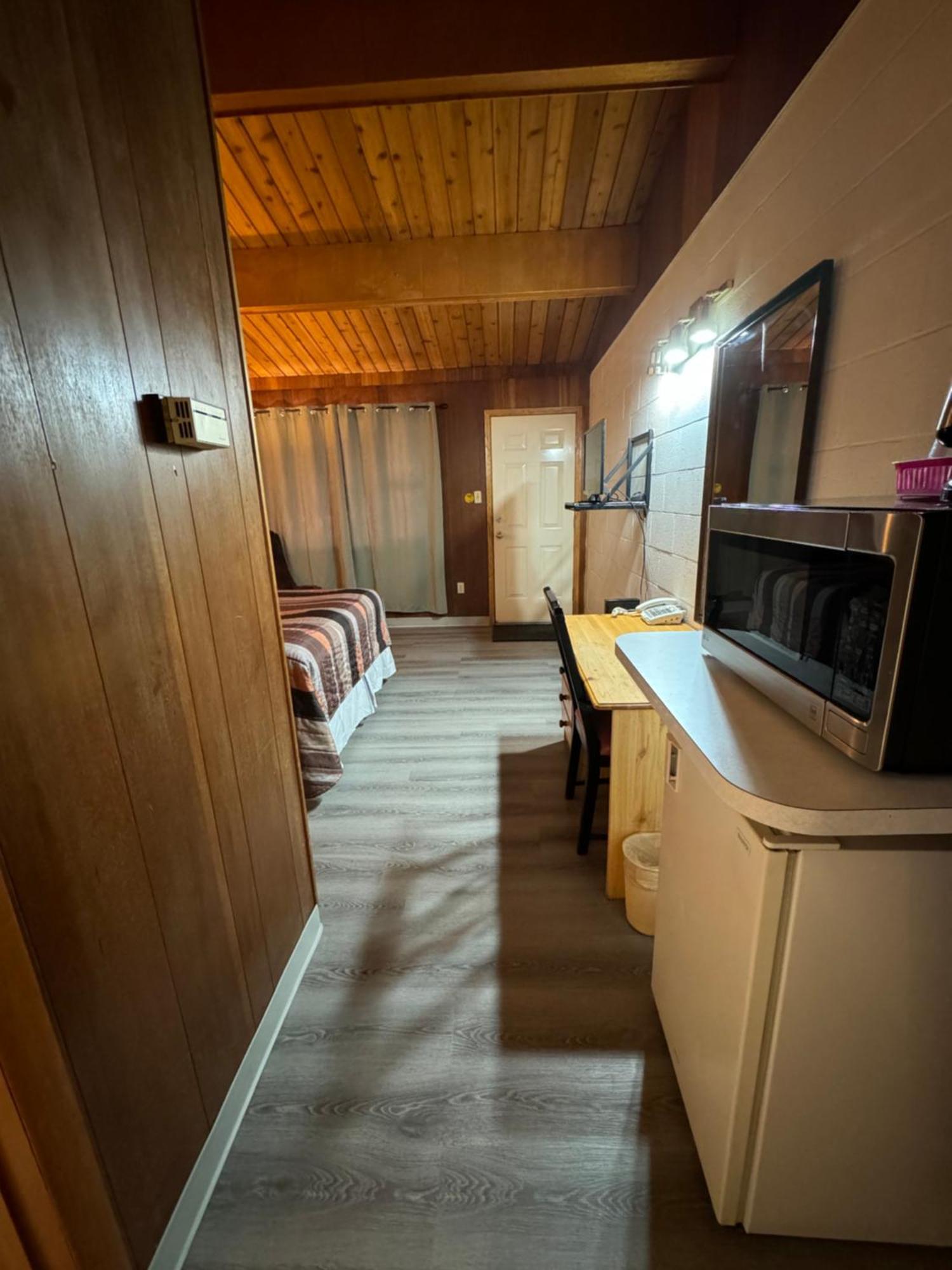 Ace Crown Motel Медисин-Хат Экстерьер фото