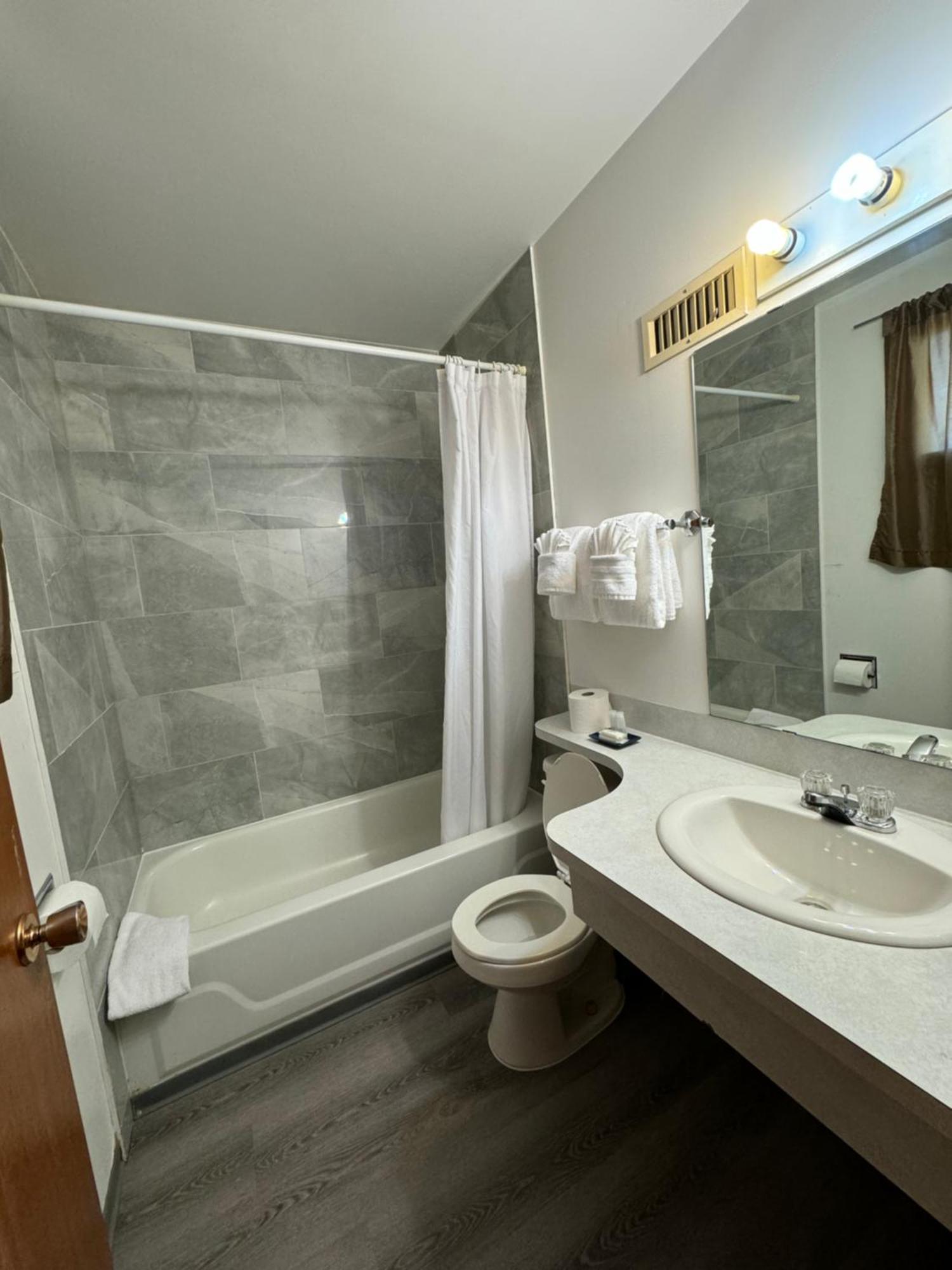 Ace Crown Motel Медисин-Хат Экстерьер фото