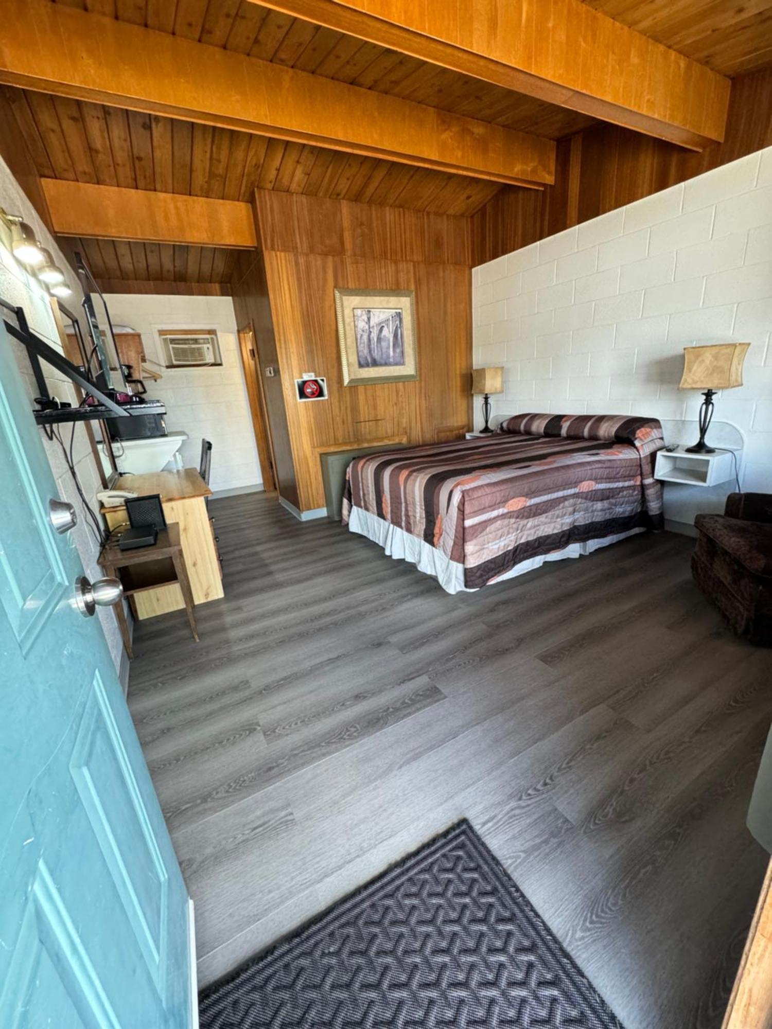 Ace Crown Motel Медисин-Хат Экстерьер фото