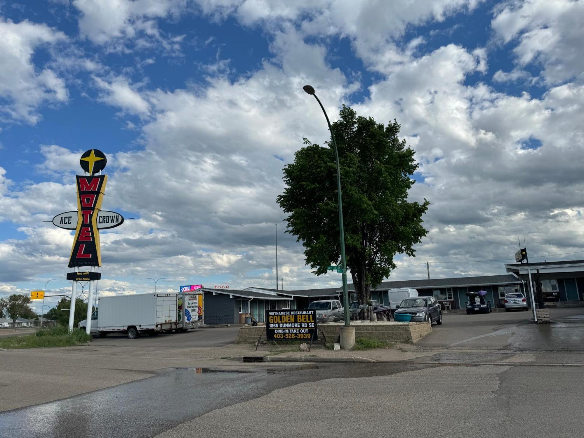 Ace Crown Motel Медисин-Хат Экстерьер фото