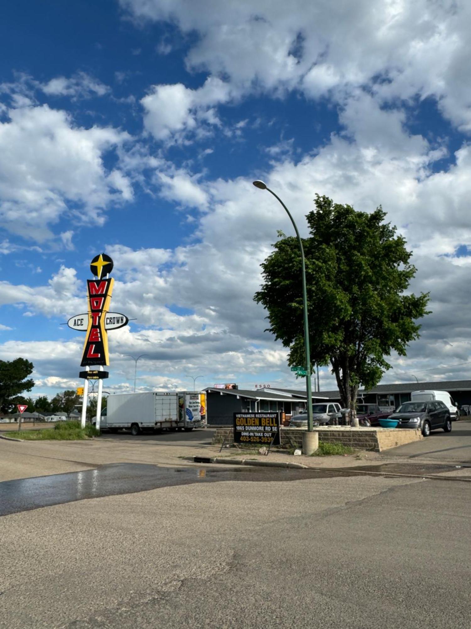 Ace Crown Motel Медисин-Хат Экстерьер фото