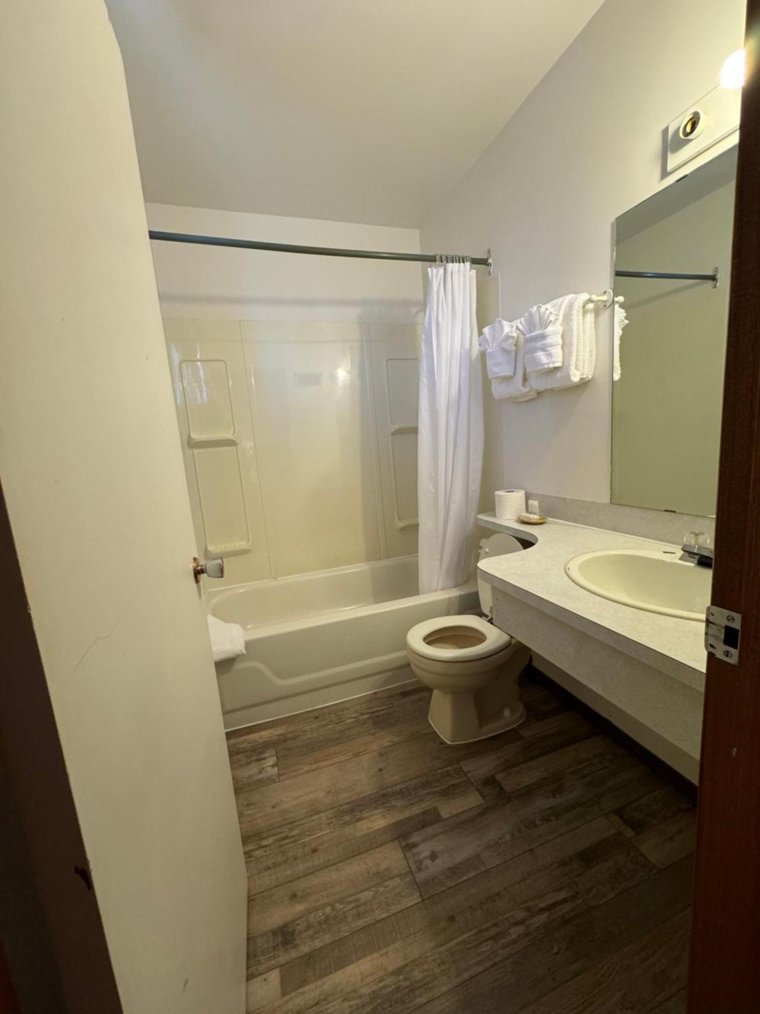 Ace Crown Motel Медисин-Хат Экстерьер фото