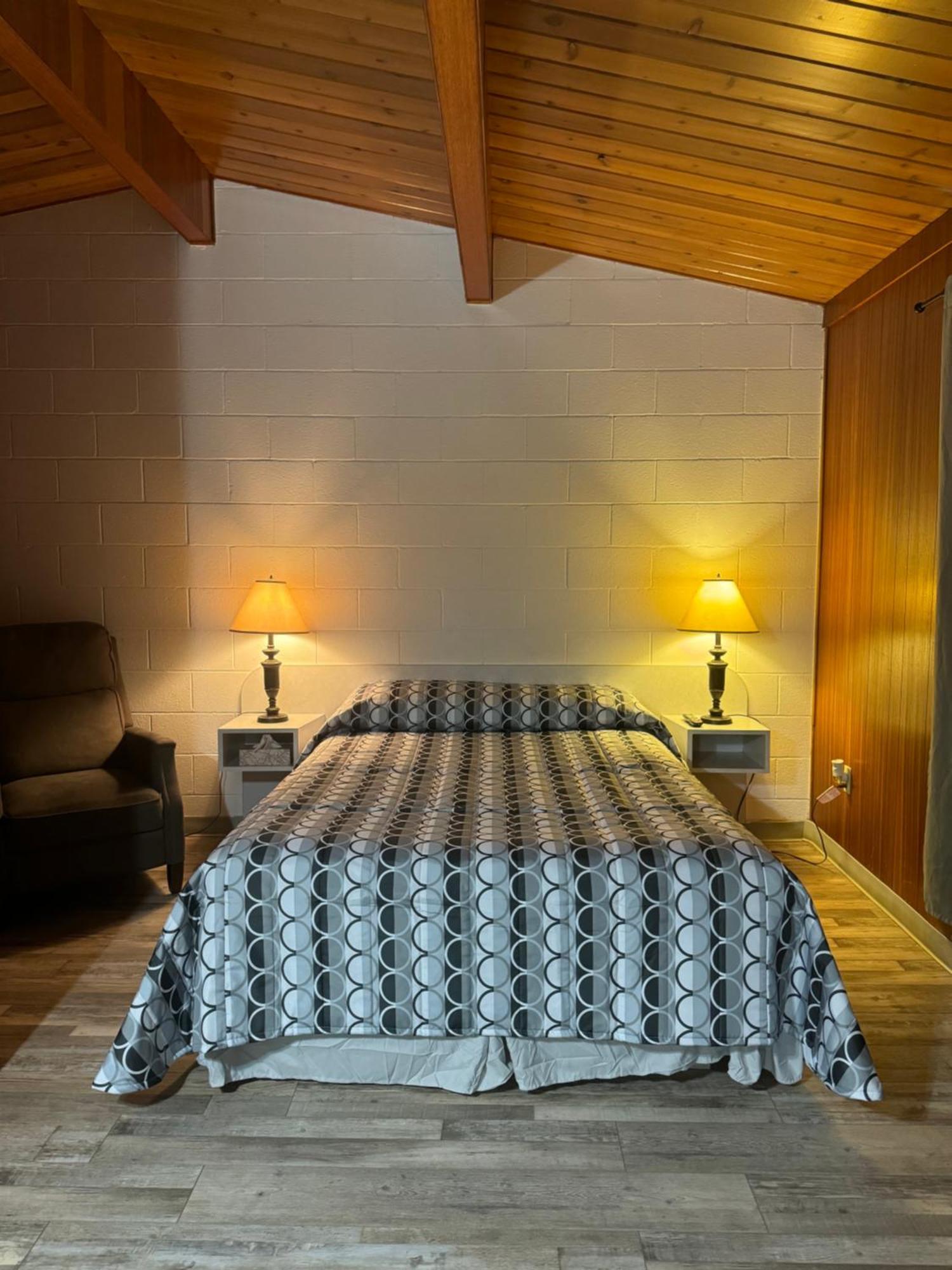 Ace Crown Motel Медисин-Хат Экстерьер фото