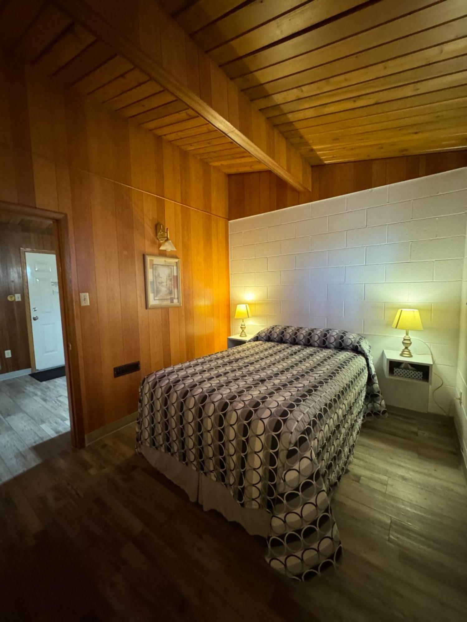 Ace Crown Motel Медисин-Хат Экстерьер фото