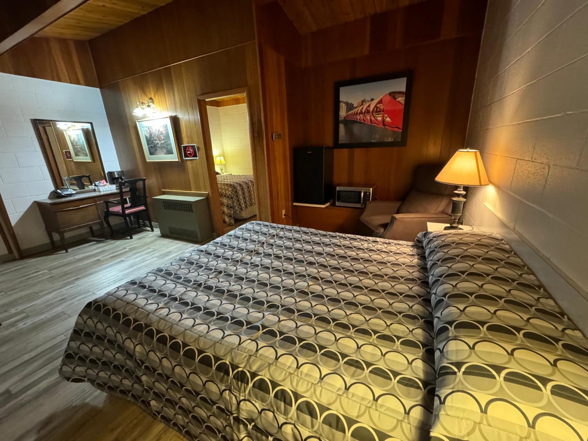 Ace Crown Motel Медисин-Хат Экстерьер фото