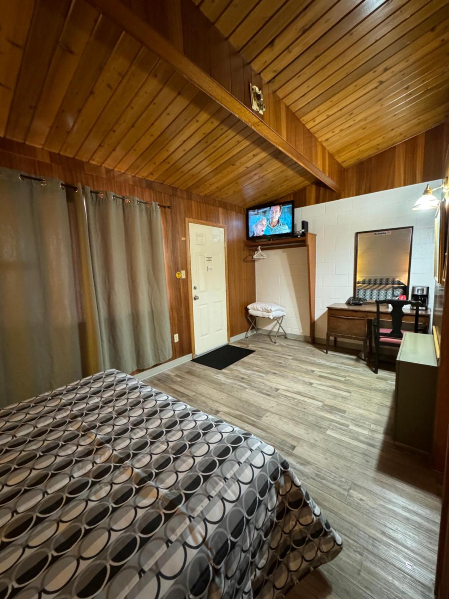 Ace Crown Motel Медисин-Хат Экстерьер фото