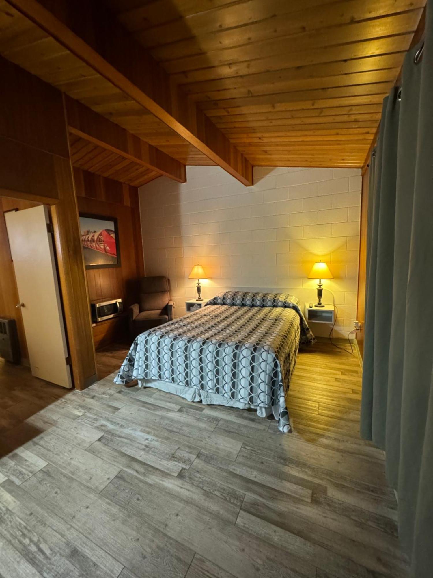 Ace Crown Motel Медисин-Хат Экстерьер фото