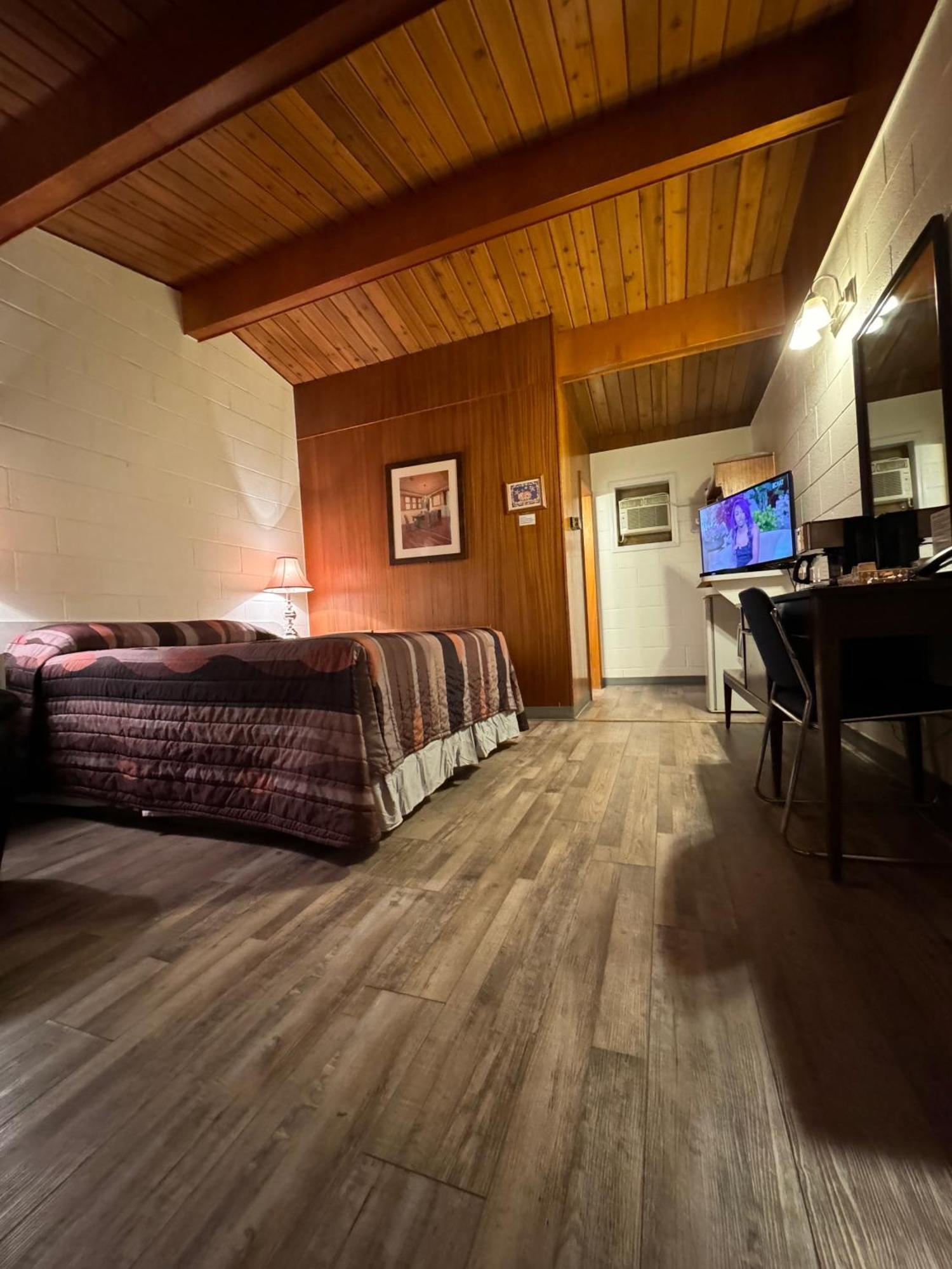 Ace Crown Motel Медисин-Хат Экстерьер фото