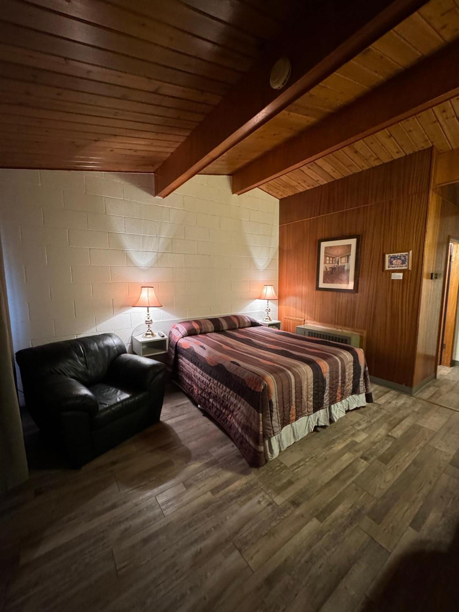 Ace Crown Motel Медисин-Хат Экстерьер фото