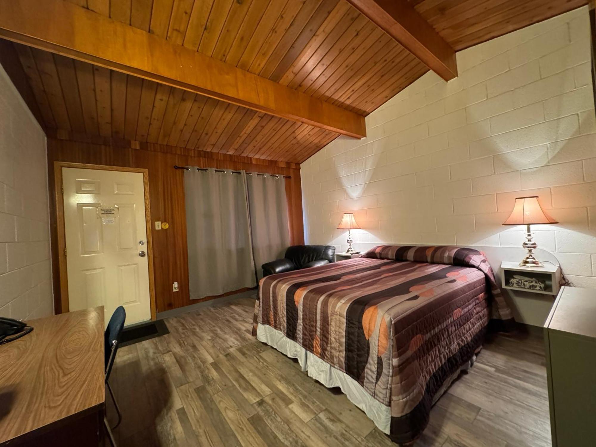 Ace Crown Motel Медисин-Хат Экстерьер фото