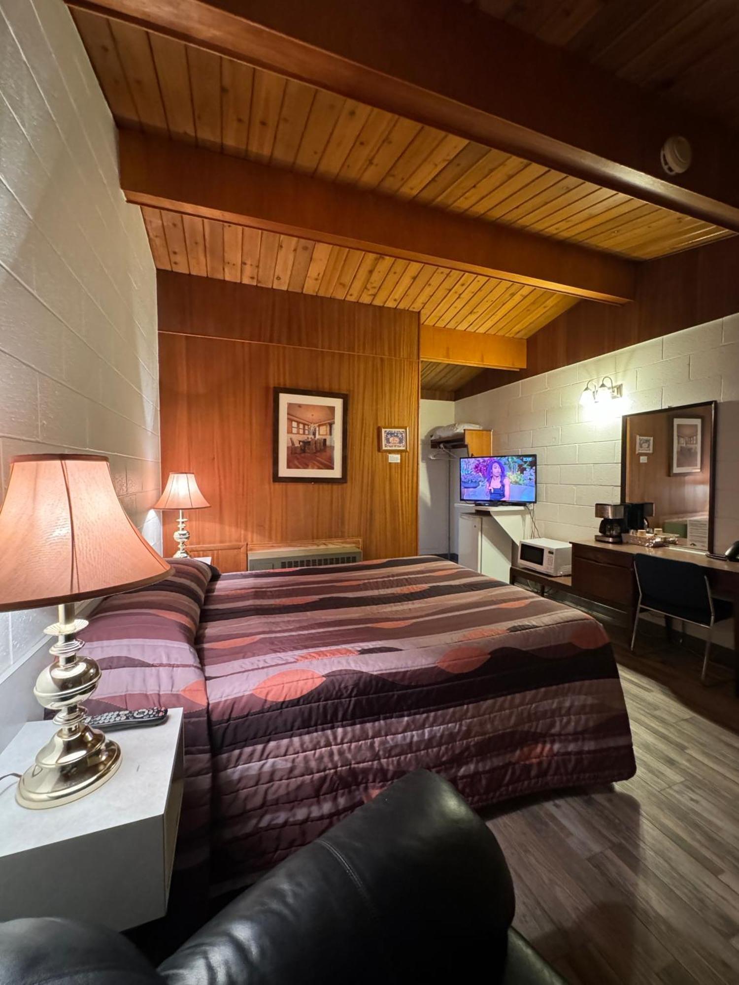 Ace Crown Motel Медисин-Хат Экстерьер фото