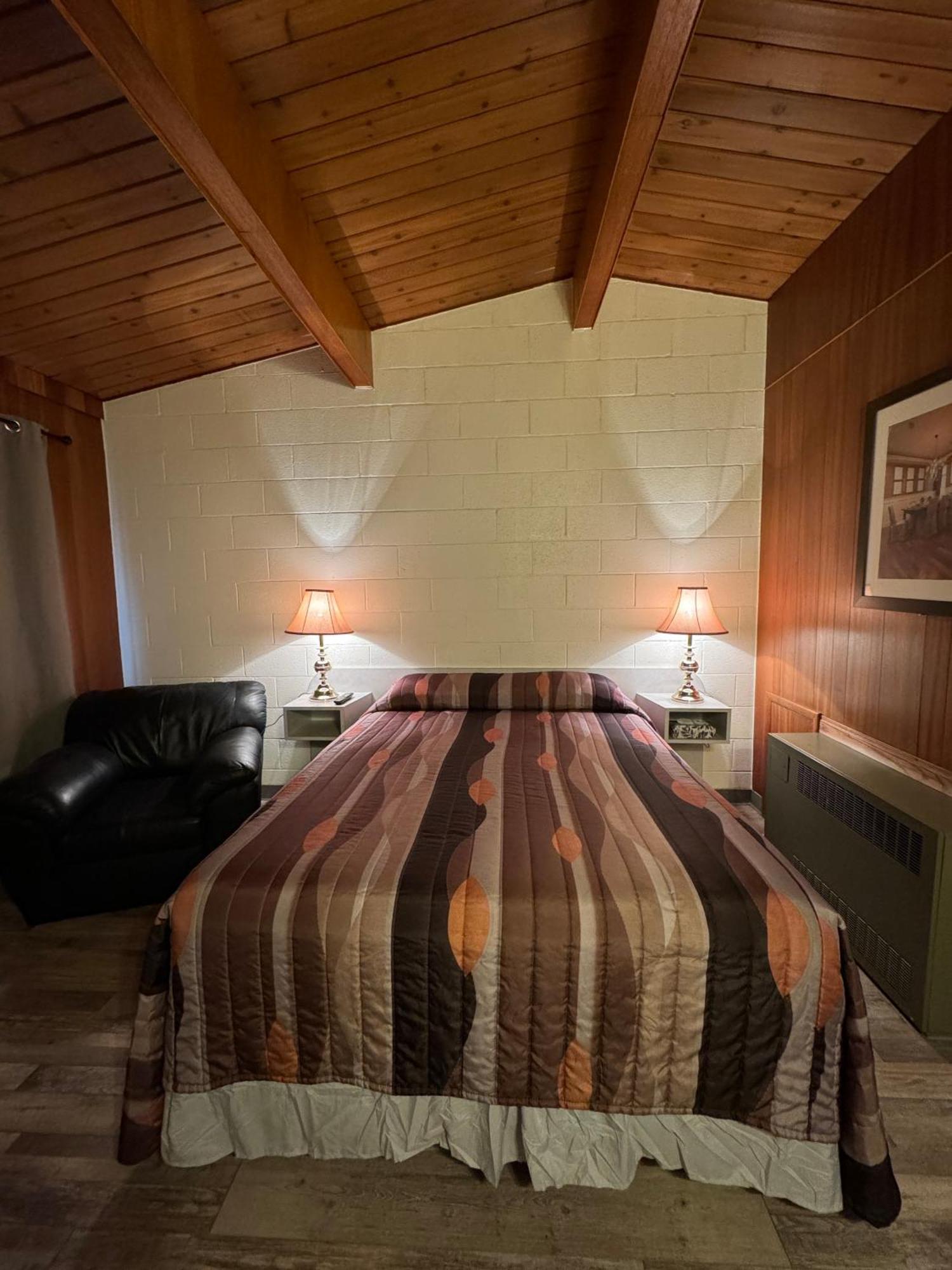 Ace Crown Motel Медисин-Хат Экстерьер фото