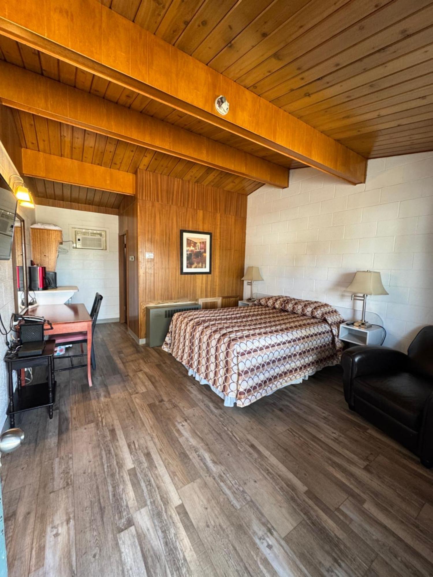 Ace Crown Motel Медисин-Хат Экстерьер фото