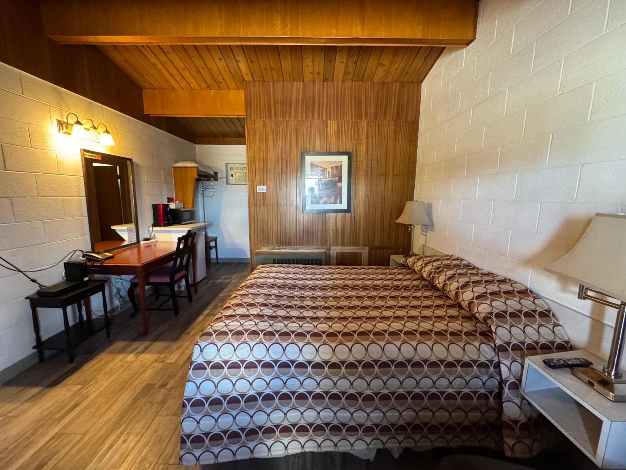 Ace Crown Motel Медисин-Хат Экстерьер фото