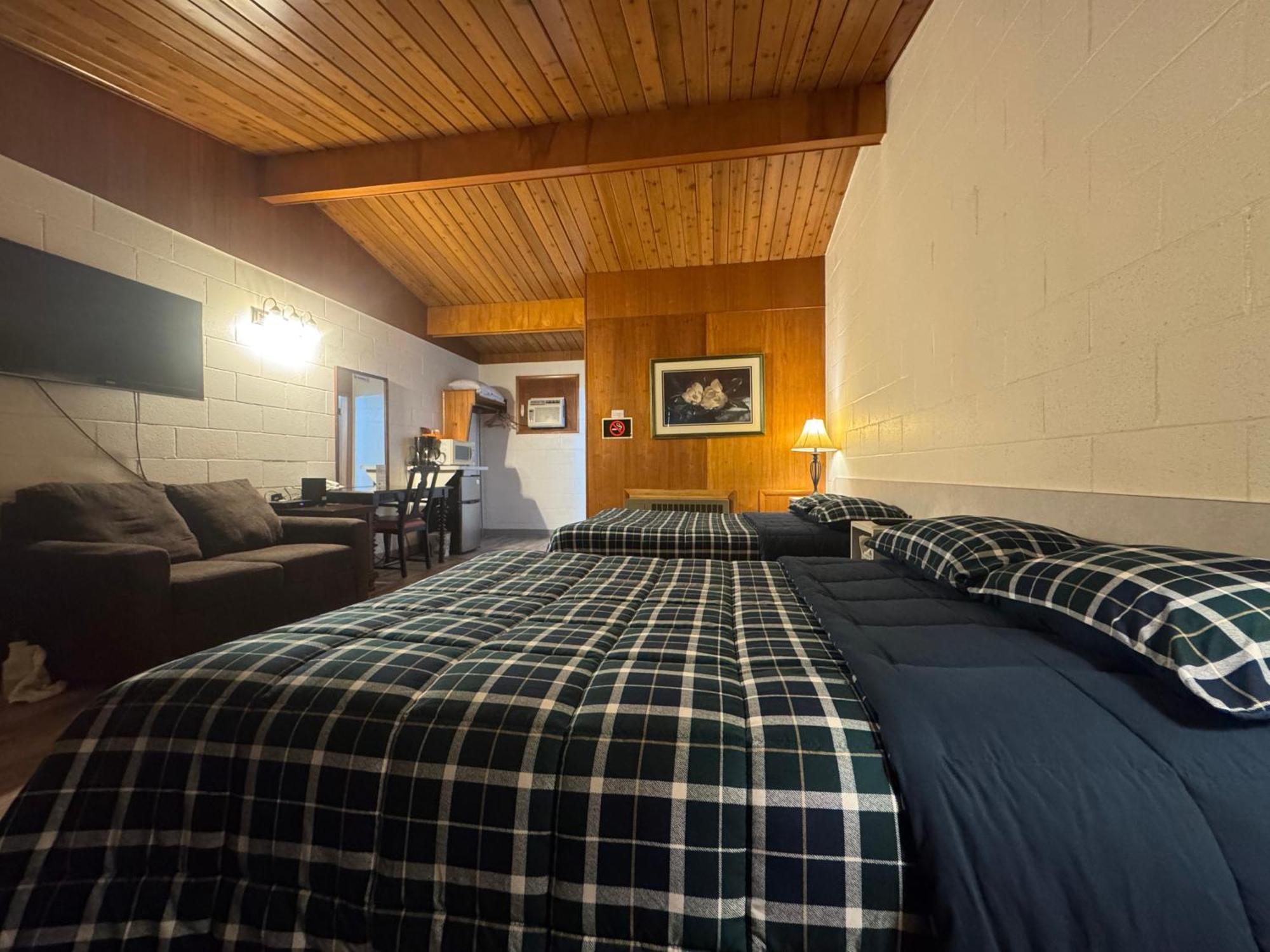 Ace Crown Motel Медисин-Хат Экстерьер фото