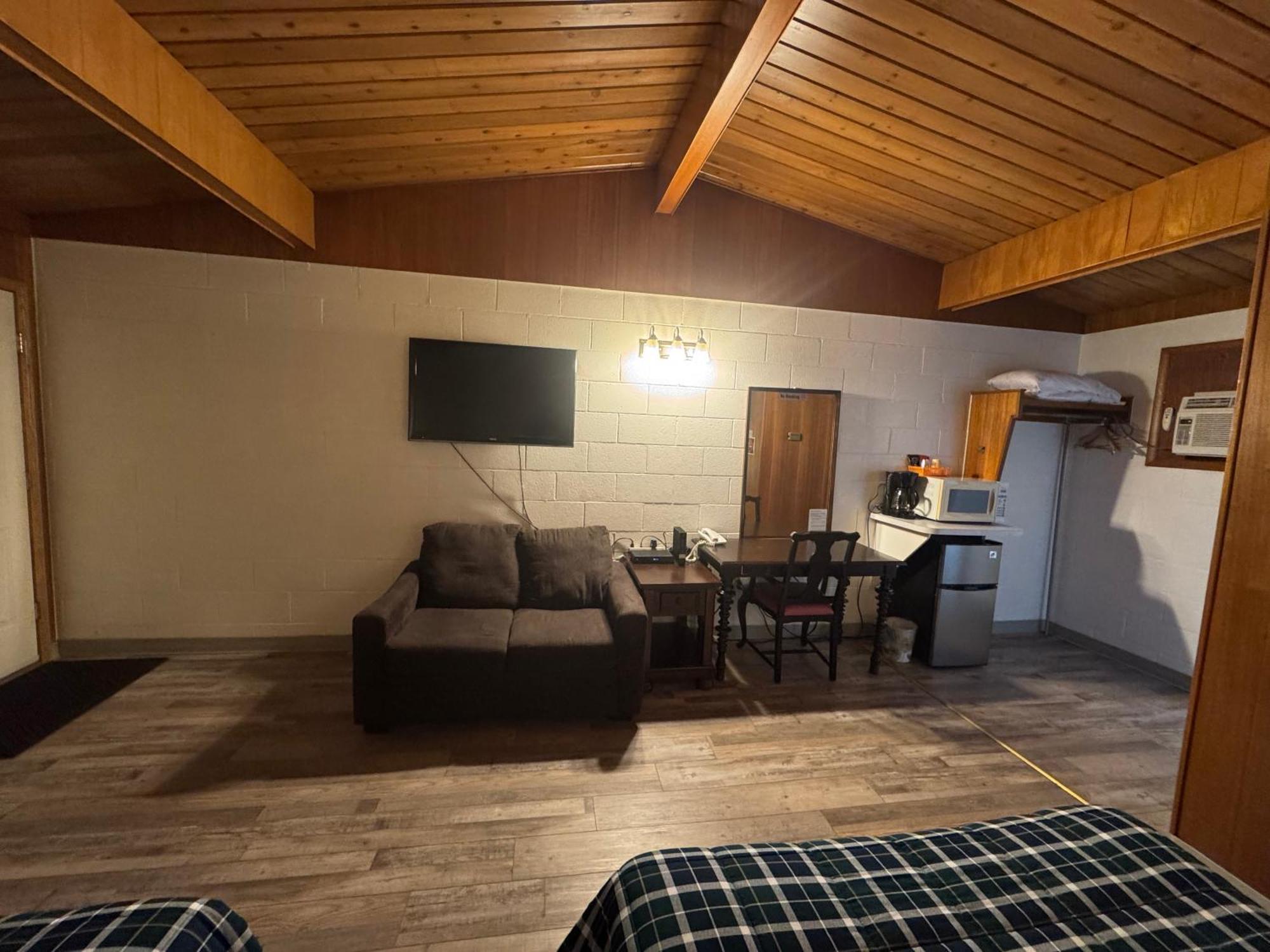 Ace Crown Motel Медисин-Хат Экстерьер фото