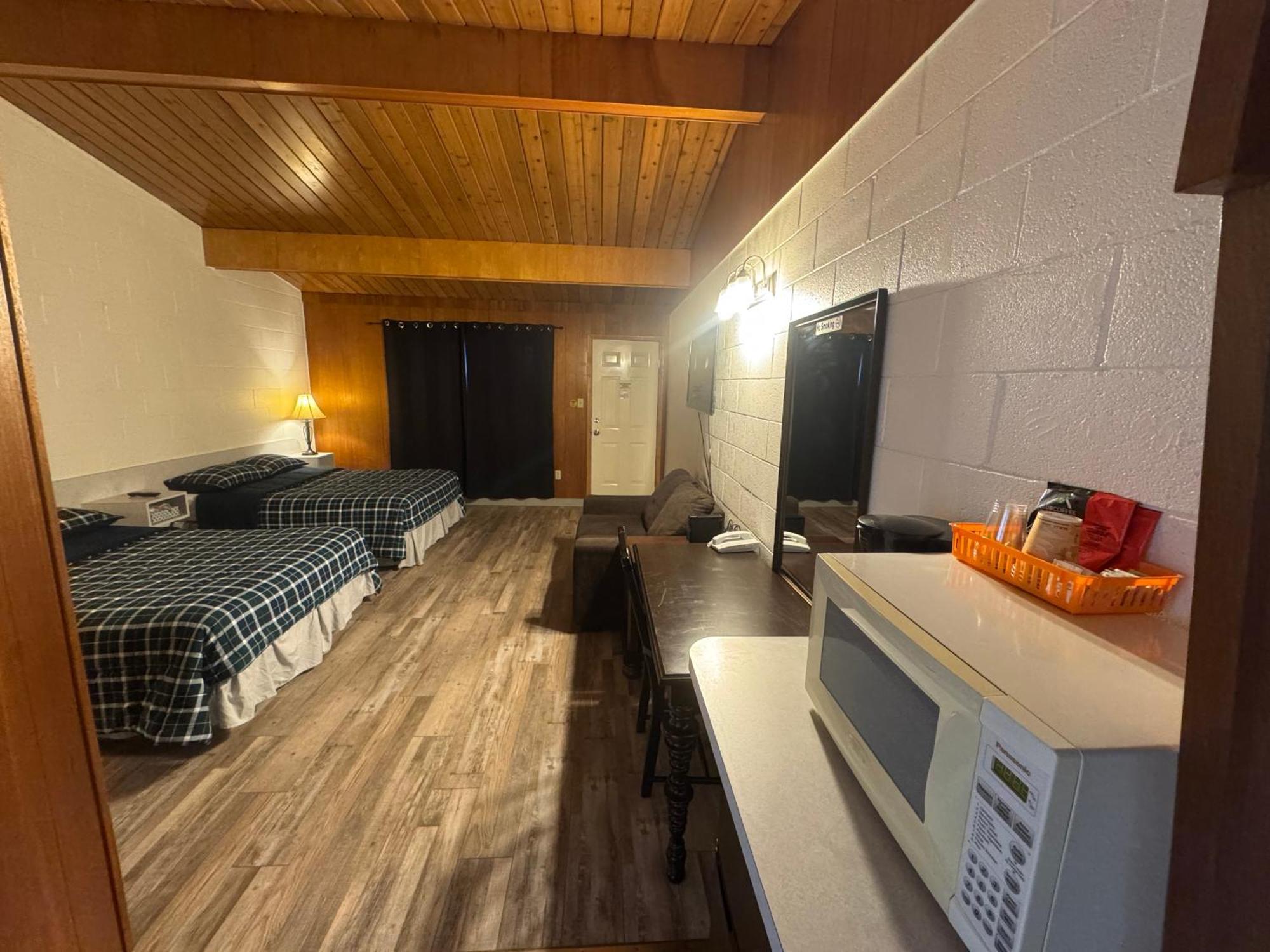Ace Crown Motel Медисин-Хат Экстерьер фото