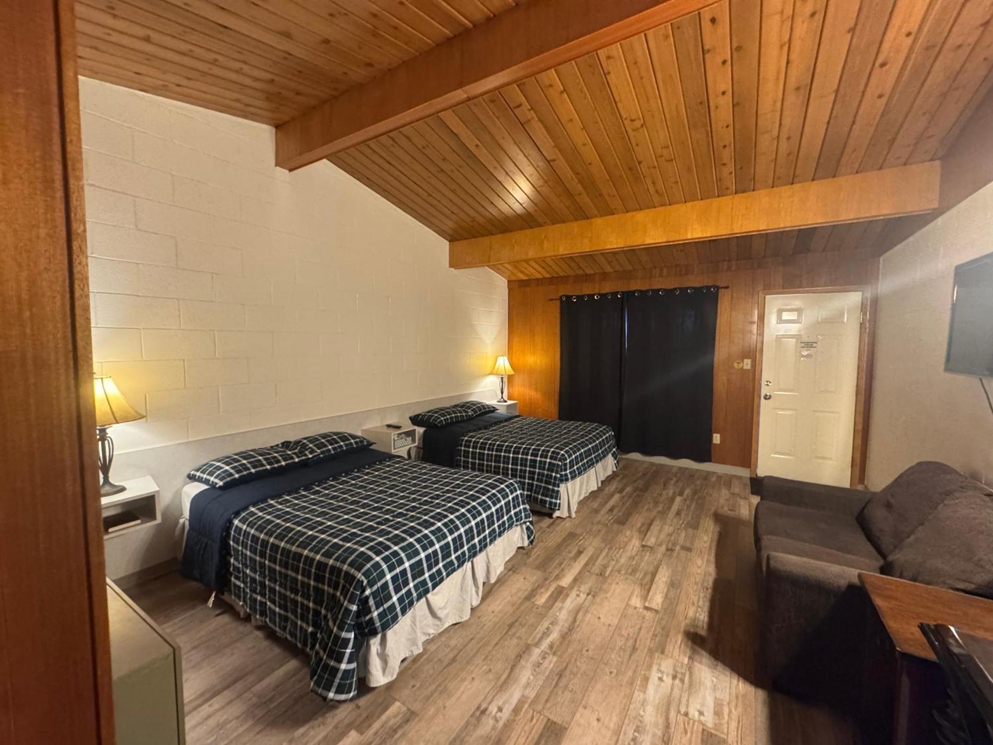 Ace Crown Motel Медисин-Хат Экстерьер фото