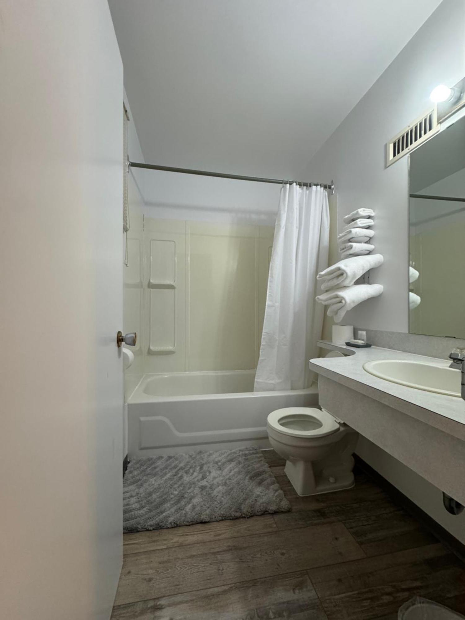 Ace Crown Motel Медисин-Хат Экстерьер фото