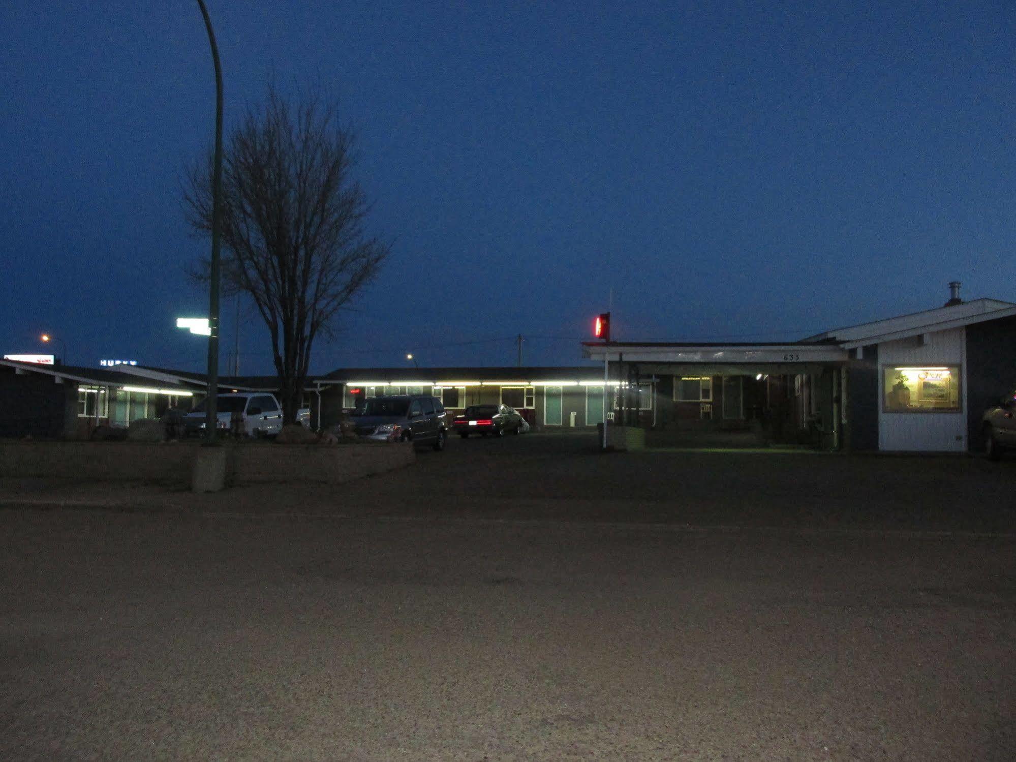 Ace Crown Motel Медисин-Хат Экстерьер фото