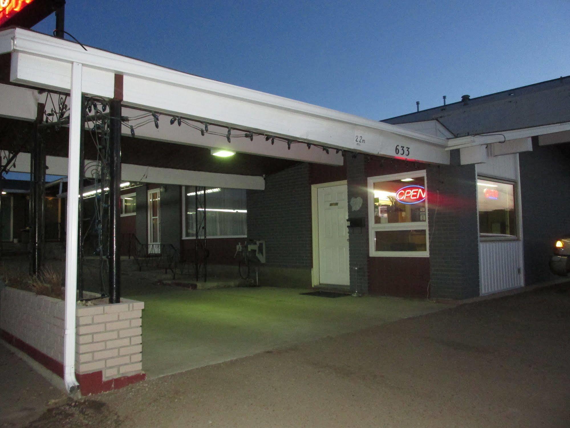 Ace Crown Motel Медисин-Хат Экстерьер фото