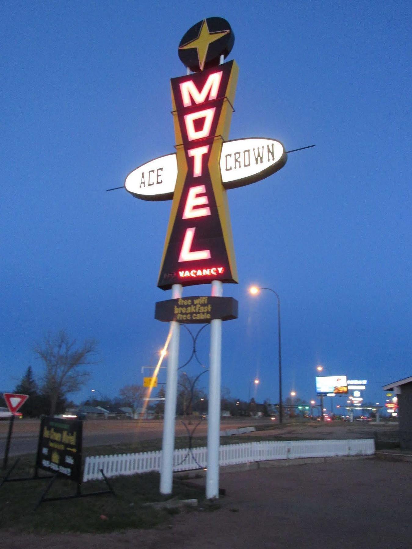 Ace Crown Motel Медисин-Хат Экстерьер фото