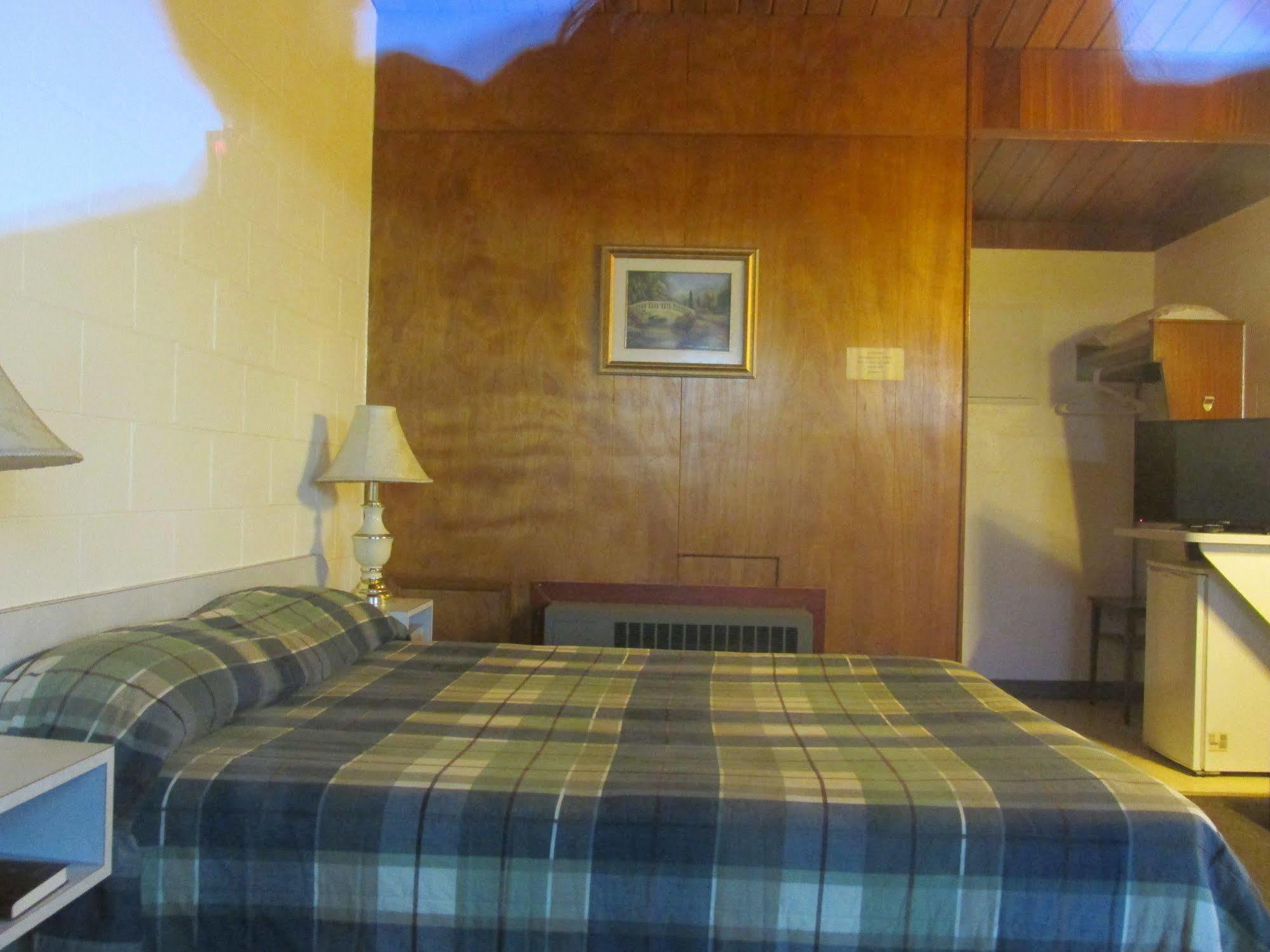 Ace Crown Motel Медисин-Хат Экстерьер фото