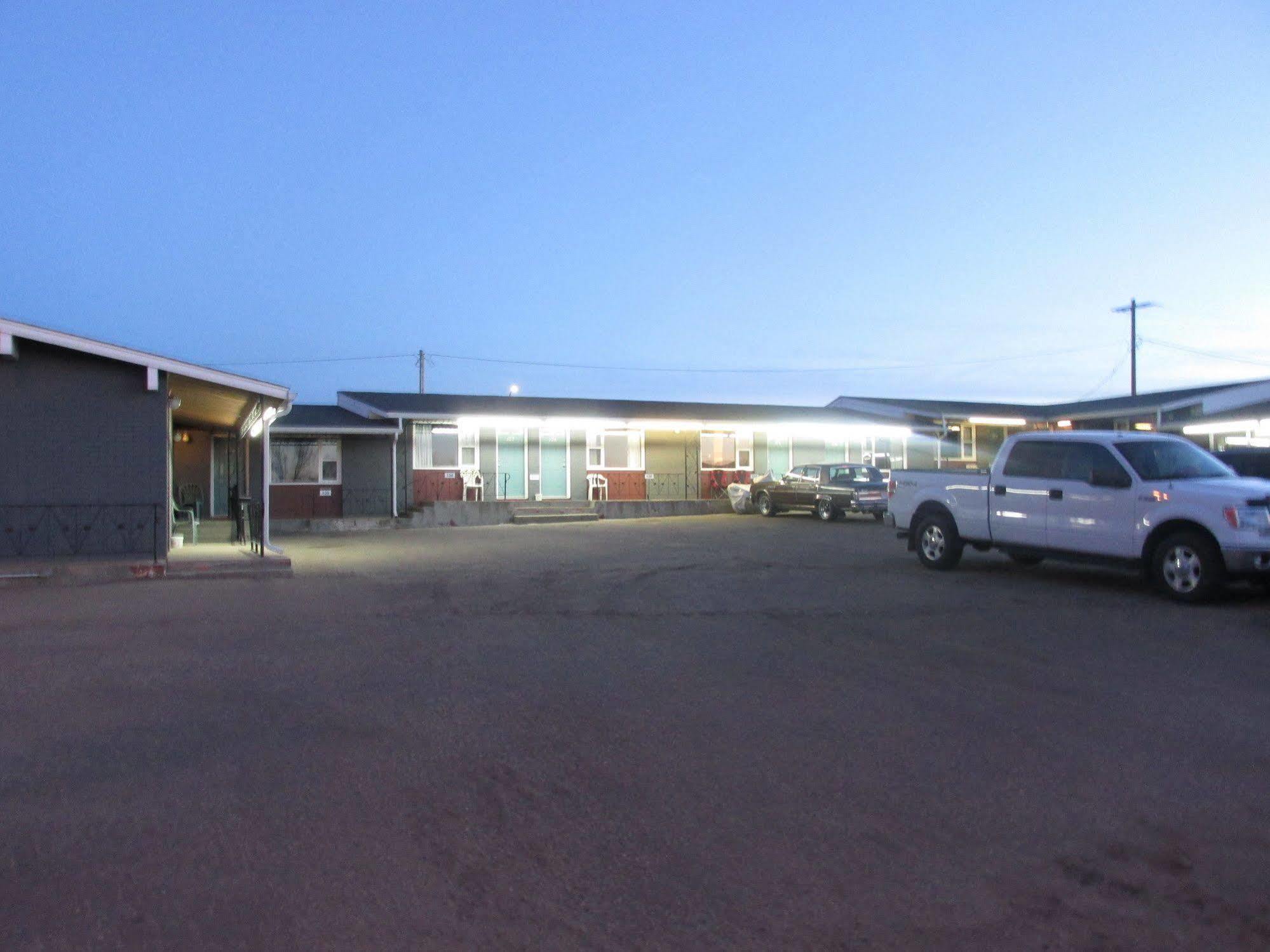 Ace Crown Motel Медисин-Хат Экстерьер фото